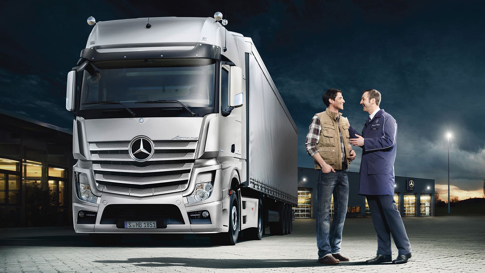 Photo d'un Actros et d'un expert Mercedes-Benz truck